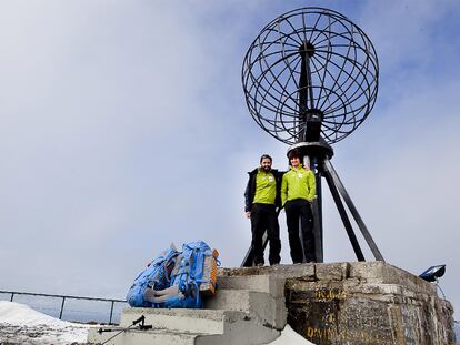 Andrés Fraga y Juan Rivas, en el cabo de Nordkapp, en Noruega, al inicio de su aventura.