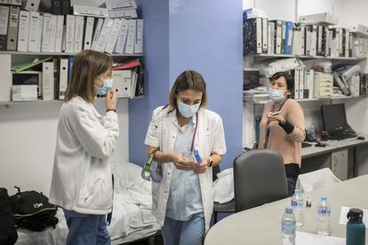 En la sala de reuniones, la doctora coordina al equipo y ultima los detalles para comenzar a pasar a revisar a los pacientes. Hoy Ana está al mando de la unidad de semicríticos, reconvertida ahora en UCI no covid. La pandemia ha centrado el foco en los daños del coronavirus, pero la gente sigue enfermando de otras cosas.