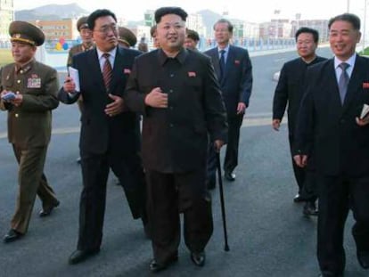 Fotografia cedida pelo jornal 'Rodong Sinmun', que mostra Kim Jong-un caminhando com uma bengala.
