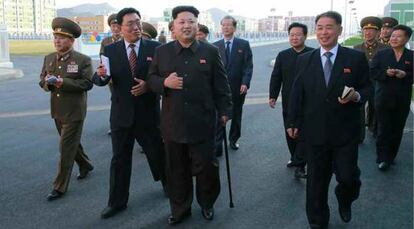 Fotografía cedida por el periódico 'Rodong Sinmun' que muestra a Kim Jong-un caminando apoyado en un bastón.