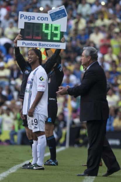 Preparando-se para entrar em campo no sábado, no Azteca.