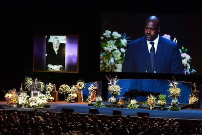 Shaquille O'Neal habla sobre el fallecido Jerry Buss, legendario propietario de Los Ángeles Lakers, durante el emotivo adiós que le brindaron jugadores de baloncesto y altos cargos de la NBA en el teatro Nokia, de Los Ángeles.