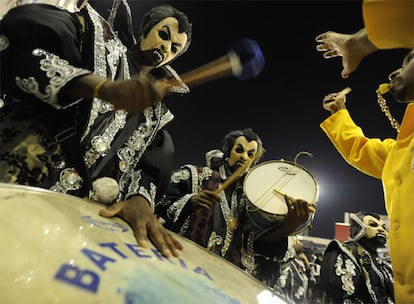 El Carnaval acoge a todos, ricos y pobres, cariocas y extranjeros, blancos, indios y morenos, negros... todos unidos en su algarabía.