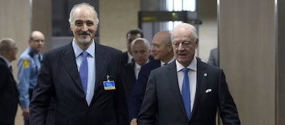 El negociador sirio, Bachar al Jaafari, y el mediador de la ONU, Staffan de Mistura, en Ginebra.