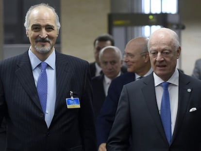 El negociador sirio, Bachar al Jaafari, y el mediador de la ONU, Staffan de Mistura, en Ginebra.