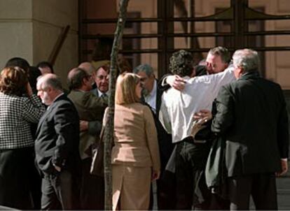 Los jueces suspendidos se despiden de sus compañeros a las puertas de la Audiencia Nacional.