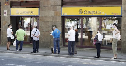 Colas en las oficinas de Correos, en Bilbao, el pasado mes de junio.