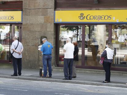 Colas en las oficinas de Correos en Bilbao este lunes para poder tramitar entre otras cosas el voto por correo.