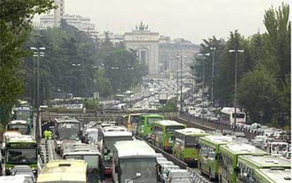 La lluvia colapsó las carreteras de entrada a la capital.