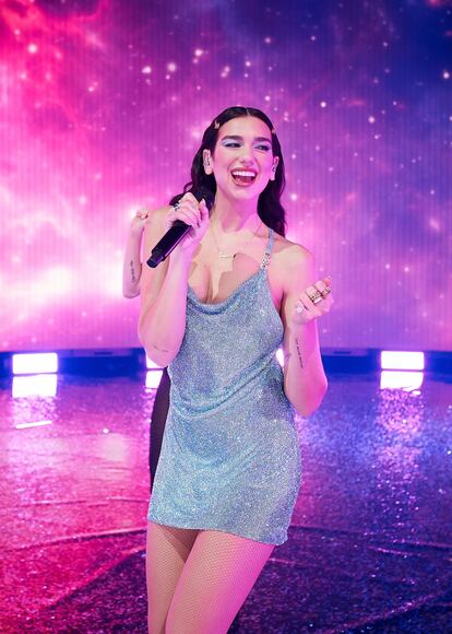 'Levitating', uno de los temas de mayor éxito de Dua Lipa, ha vuelto a ser objeto de una acusación oficial de plagio, esta vez de la canción de 1979 'Wiggle And Giggle All Night', la misma que el español Miguel Bosé adaptó en 1980 para crear su famoso 'Don Diablo'. Esta acusación llega solo una semana después de otra similar lanzada por una banda de reggae de Florida llamada Artikal Sound System, quienes en su denuncia presentada en los juzgados de Los Ángeles (Estados Unidos) alegan que el tema de la artista británica es demasiado similar a su canción 'Live Your Life', que publicaron en 2017.