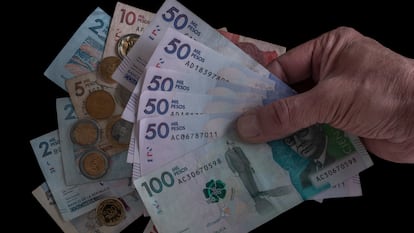 Una persona cuenta dinero, en una imagen de archivo.
