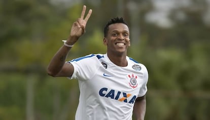 Jô marcou gol com o braço neste domingo pelo Corinthians.