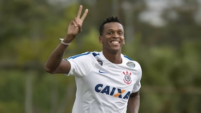 Jô marcou gol com o braço neste domingo pelo Corinthians.