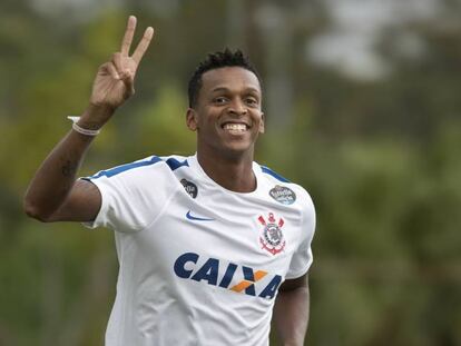 Jô marcou gol com o braço neste domingo pelo Corinthians.