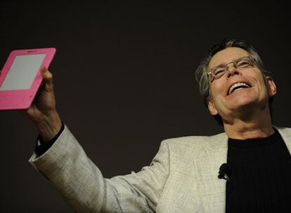 El escritor Stephen King sostiene un Kindle de nueva generación ayer en la biblioteca Morgan de Nueva York.