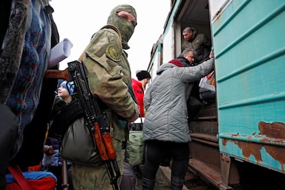 Un militante de la autoproclamada República Popular de Donetsk, en la región ucrania del Donbás, supervisa la evacuación en tren de parte de la población hacia Rusia, este martes.