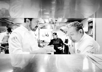 Albert Adrià (derecha) y el chef francés Romain Meder, en un momento de ensayo en cocina el pasado día 2, una semana antes de la apertura.