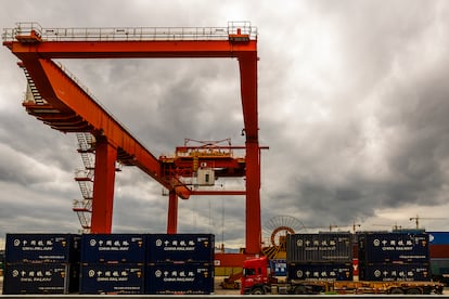 Una vista de la terminal de carga y descarga de trenes de Yiwu, el punto de origen y llegada de la línea de mercancías más larga del mundo. En este lugar acaba la odisea de 13.052 kilómetros. 