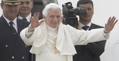 El papa Benedicto XVI se despide en la tarde de ayer de Madrid en el aeropuerto de Barajas, momentos antes de entrar en el avión que le condujo de vuelta a Roma tras cuatro días de estancia en España.