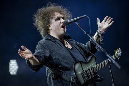 Robert Smith, guitarrista y vocalista de The Cure, durante la actuación de la banda británica en el Mad Cool.