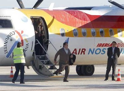 Primeros pasajeros que toman tierra en el Aeropuerto Don Quijote de Ciudad Real.