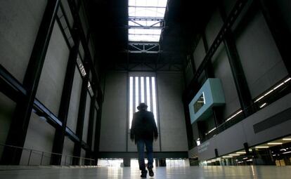 Bruce Nauman caminando por la Sala de Turbinas de la Tate. 