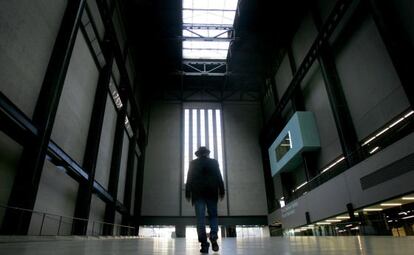 Bruce Nauman caminando por la Sala de Turbinas de la Tate.
