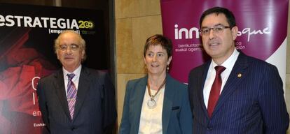 De izquierda a derecha, José Ignacio Arrieta, Arantza Tapia y Alberto García Erauzkin.