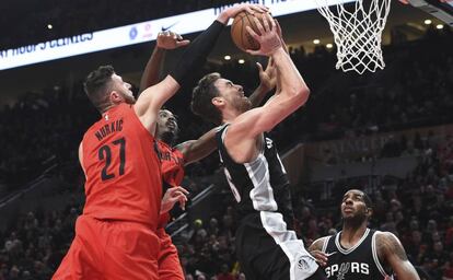 Nurkic tapona a Pau Gasol.