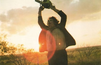 Una imatge de Gunnar Hansen interpretant Leatherface.