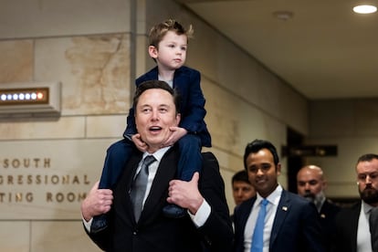 Elon Musk llega con su hijo X vÜ A-Xii (sic) al Capitolio el pasado cinco de diciembre. Detrás, se puede ver a Vivek Ramaswamy.