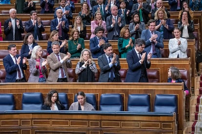 La secretaria general del PP, Cuca Gamarra (segunda fila, derecha), recibe aplausos durante la sesión plenaria en el Congreso de los Diputados de este martes.