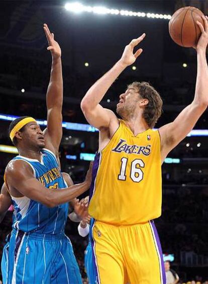 Gasol se dispone a lanzar ante Wright.