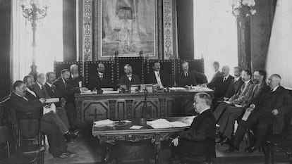 Acte d&rsquo;aprovaci&oacute; de les bases de la Mancomunitat el 17 d&rsquo;octubre de 1911. La constituci&oacute; de l&rsquo;instituci&oacute; hauria d&rsquo;esperar el vistiplau del Govern espanyol.