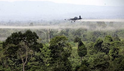 Fumigación aérea sobre narcocultivos en el sur de Colombia.