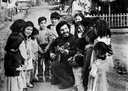 El cantautor xilè Víctor Jara, en una imatge sense datar facilitada per la fundació que porta el seu nom.