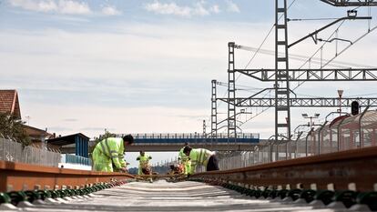 Trabajadores en la red de alta velocidad.