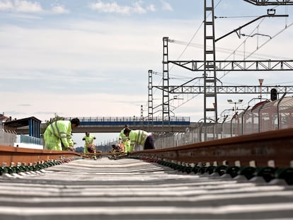 Trabajadores en la red de alta velocidad.