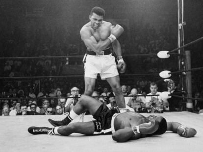 Muhammad Ali, em luta contra Sonny Liston em maio de 1965. 