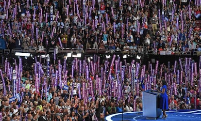 Os delegados democratas escutam à primeira dama.