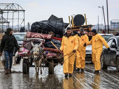 Un grupo de palestinos huye de la ciudad de Jan Yunis hacia Rafah, en el sur de la franja de Gaza, este viernes.