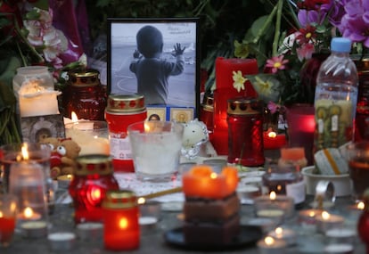 Una fotogragía de la niña Darina Gromova, de diez meses, víctima del accidente, junto a unas velas colocadas en la entrada del aeropuerto de Púlkovo de San Petersburgo (Rusia).