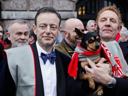 El alcalde de Amberes, Bart de Wever (izquierda), participa el 6 de enero en las celebraciones de a&ntilde;o nuevo de la ciudad.