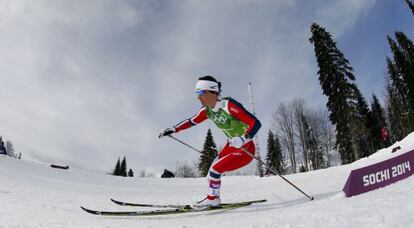 La noruega Marit Bjoergen compite en el equipo femenino de cross-country sprint clásico.
