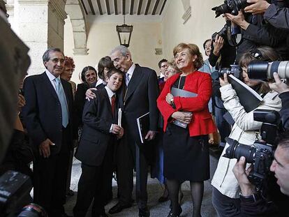 Juan Gelman, acompañado por Virgilio Zapatero y Carmen Caffarel, abraza a su nieto Iván.