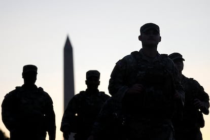 Miembros de la Guardia Nacional, este domingo, en el National Mall, de Washington, frente al monumento a Washington.