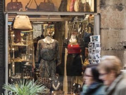 Una tienda del Born abierta ayer.