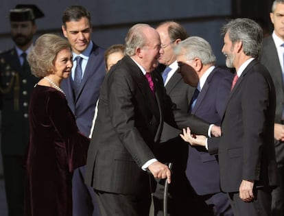 Los Reyes eméritos Juan Carlos y Sofía, saludan al presidente del Tribunal Supremo Carlos Lesmes, en el exterior del Congreso de los Diputados.