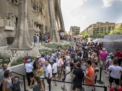 Cues per entrar a la Sagrada Família.