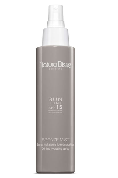 QUÍMICOS. Bronze Mist SPF15 de Natura Bissé. Contiene una combinación de filtros químicos y orgánicos de amplio espectro que absorben la radiación UVA/UVB que protege las células de la piel. A pesar de su formato en spray ultraligero (es oil free) resulta muy hidratante. Cuesta 51,30 euros.